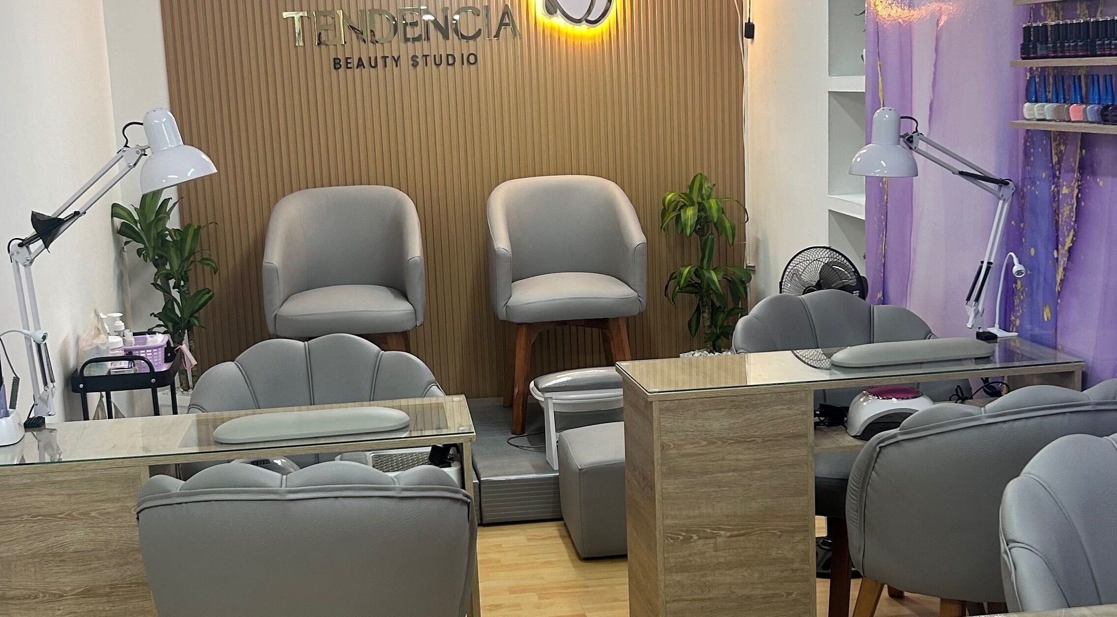 Interior moderno de Tendencia en Bucaramanga, Santander, CO con cómodos sillones grises y decoración elegante.
