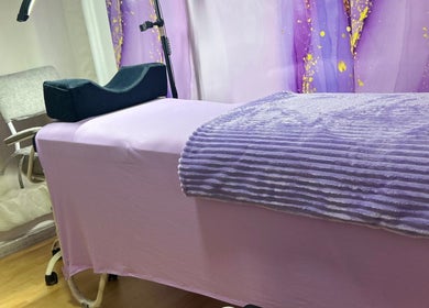 Camilla de tratamiento en Tendencia, Bucaramanga, Santander, CO, con decoración lila calmante.