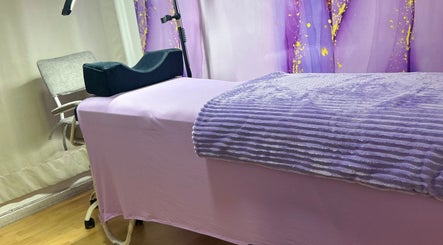 Camilla de tratamiento en Tendencia, Bucaramanga, Santander, CO, con decoración lila calmante.
