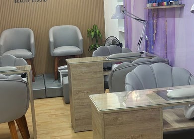 Interior moderno del salón de belleza Tendencia en Bucaramanga, Santander, CO, con decoración elegante y luminosa.