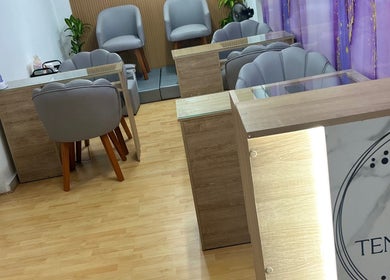 Espacio elegante de Tendencia en Bucaramanga, Santander, CO, con sillas modernas y decoración acogedora.