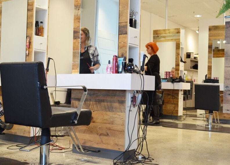 Intérieur moderne d'American Style Coiffure à Laval, Québec, CA, avec des coiffeuses élégantes.