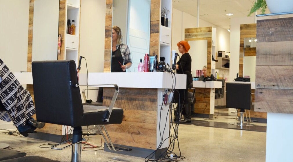 Intérieur moderne d'American Style Coiffure à Laval, Québec, CA, avec des coiffeuses élégantes.