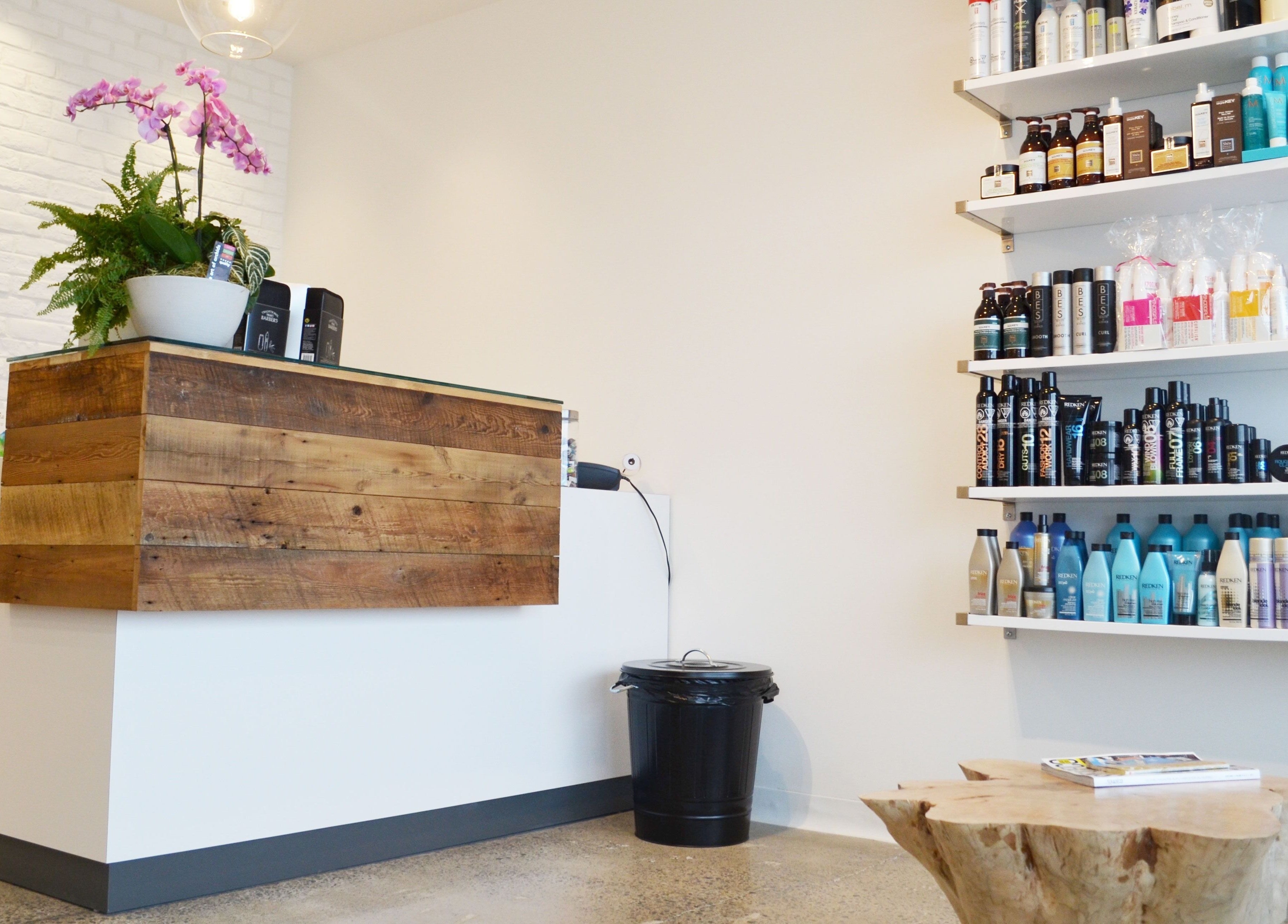 Accueil chaleureux chez American Style Coiffure, Laval, Québec, CA avec produits capillaires en vitrine.