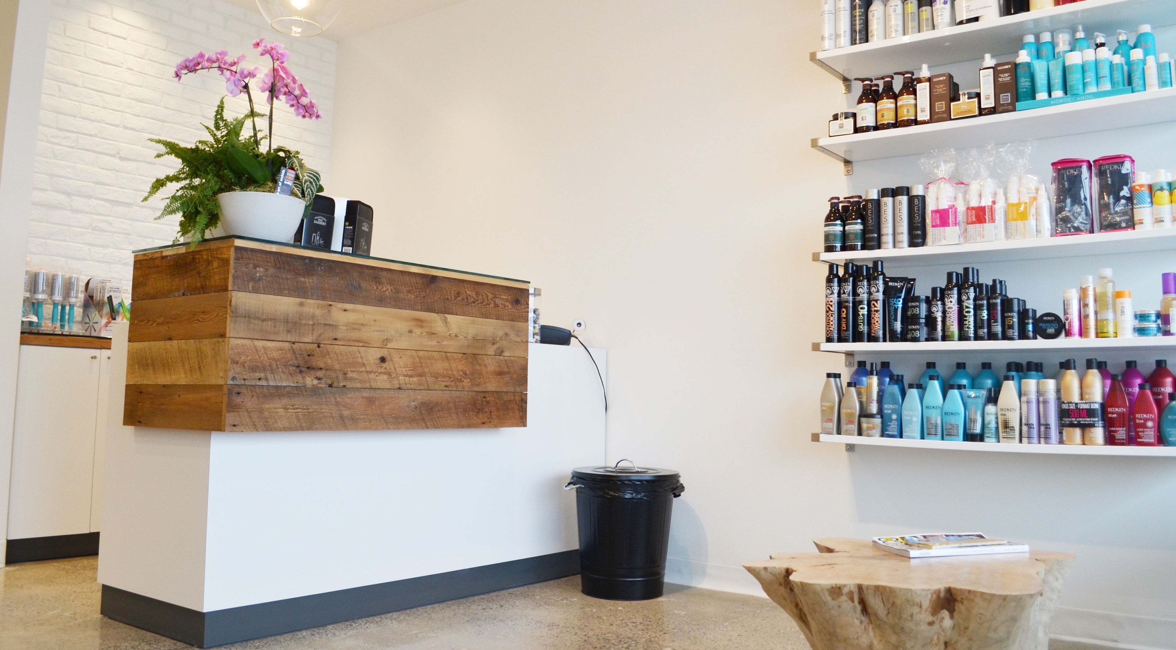 Accueil chaleureux chez American Style Coiffure, Laval, Québec, CA avec produits capillaires en vitrine.