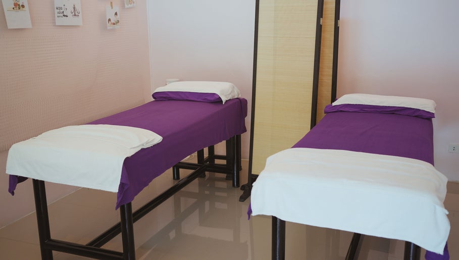 Massage tables with purple covers at Ice Journey - Ice & Hot Bath in Tambon Thepharak, Chang Wat Samut Prakan, TH.