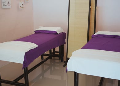 Massage tables with purple covers at Ice Journey - Ice & Hot Bath in Tambon Thepharak, Chang Wat Samut Prakan, TH.
