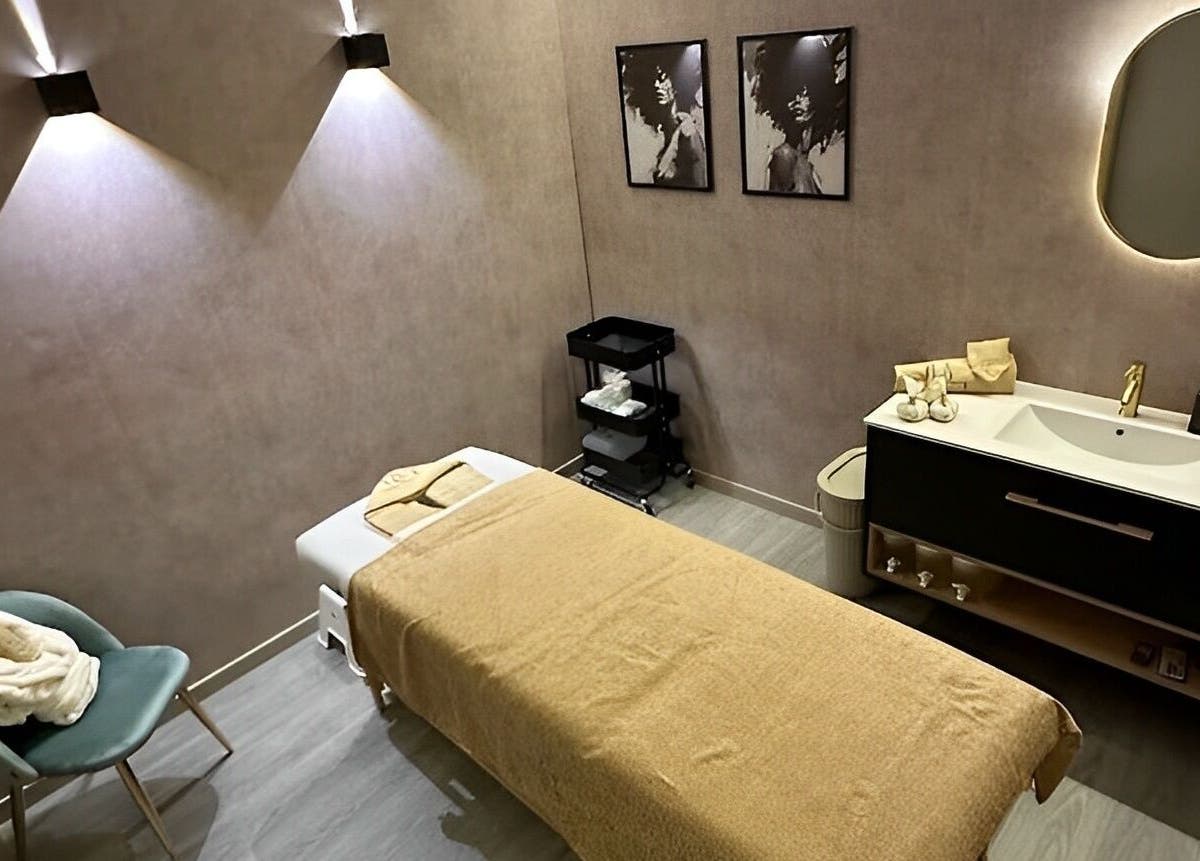 Sala de tratamento elegante no Bodyglow, Leça Da Palmeira, Porto, PT, com iluminação suave e decoração moderna.