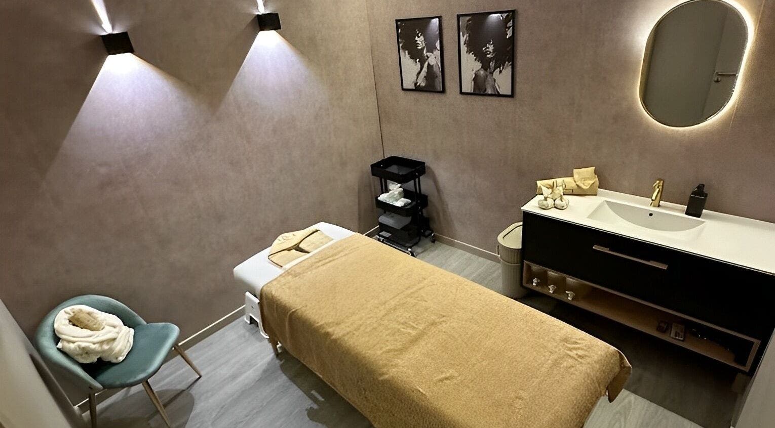 Sala de tratamento elegante no Bodyglow, Leça Da Palmeira, Porto, PT, com iluminação suave e decoração moderna.