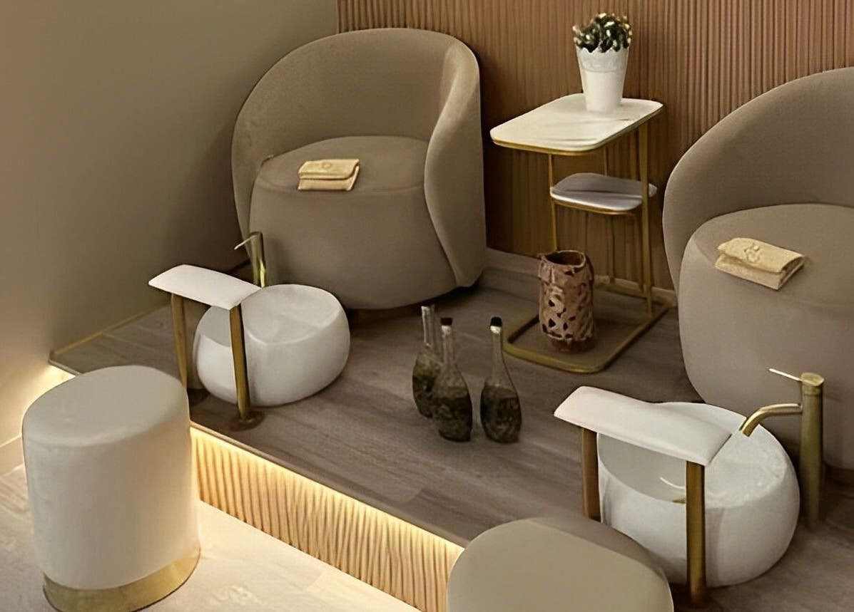 Área de relaxamento do Bodyglow em Leça Da Palmeira, Porto, PT, com cadeiras confortáveis e decoração elegante.