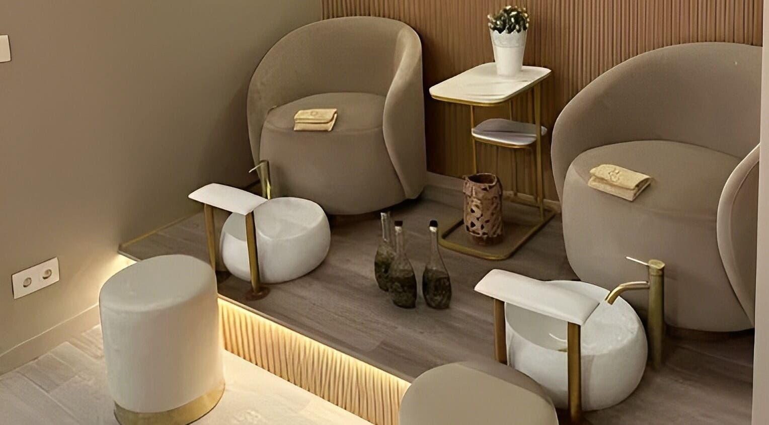 Área de relaxamento do Bodyglow em Leça Da Palmeira, Porto, PT, com cadeiras confortáveis e decoração elegante.