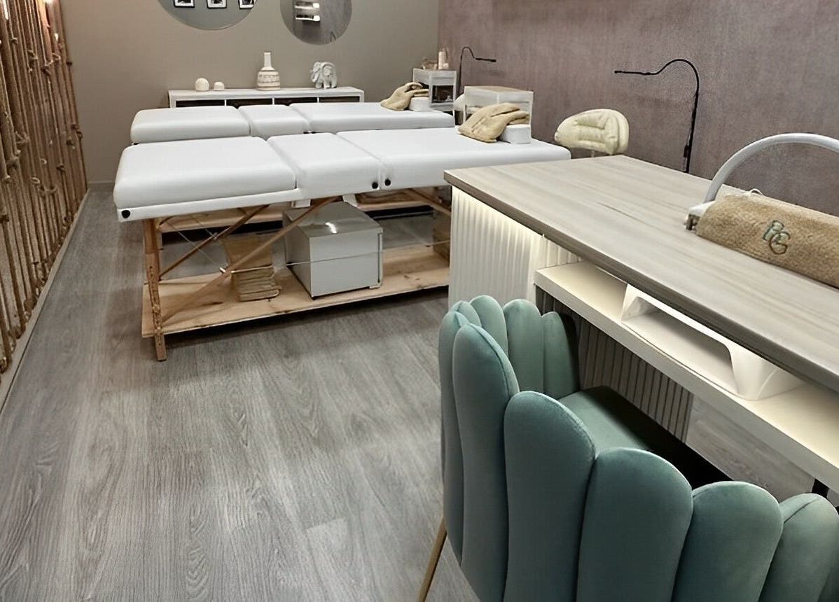 Interior elegante da Bodyglow em Leça Da Palmeira, Porto, PT com cadeiras e mesas de massagem sofisticadas.