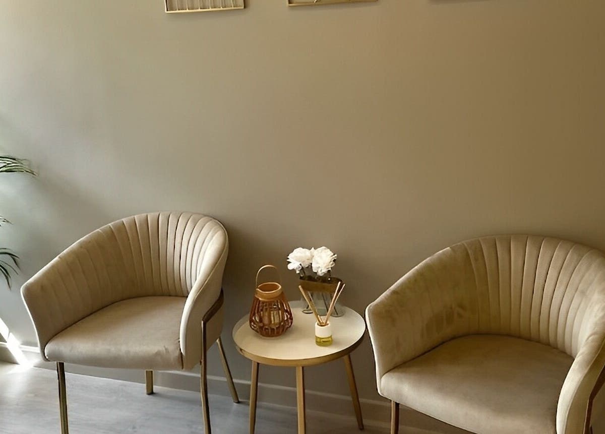 Espaço acolhedor na Bodyglow, Leça Da Palmeira, Porto, PT, com cadeiras confortáveis e decoração sofisticada.