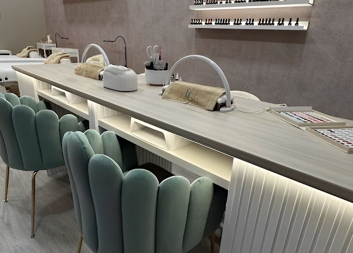 Interior elegante da Bodyglow em Leça Da Palmeira, Porto, PT, com cadeiras confortáveis e área de manicure.