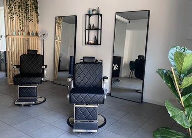 Interno di DUE.ZERO STUDIO a Sovere, Lombardia, IT con poltrone e specchi eleganti.