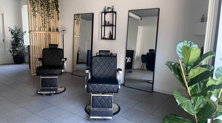 Interno di DUE.ZERO STUDIO a Sovere, Lombardia, IT con poltrone e specchi eleganti.
