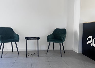 Eleganti sedie verdi con tavolino presso DUE.ZERO STUDIO, Sovere, Lombardia, IT.