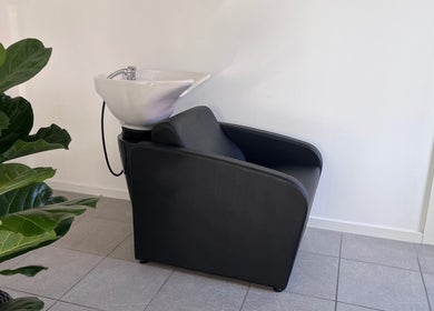Lavabo e poltrona nera moderna a DUE.ZERO STUDIO, Sovere, Lombardia, IT.
