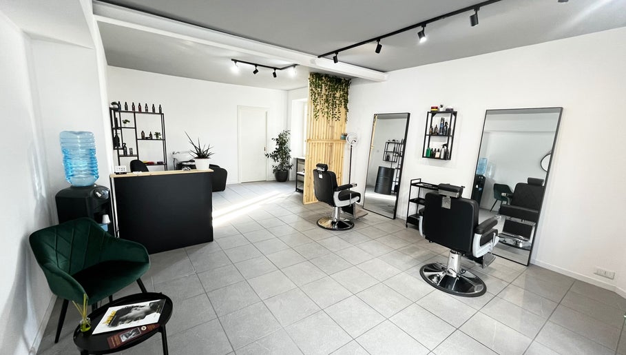 Interni moderni e eleganti del Due.Zero Studio a Sovere, Lombardia, IT con specchi e sedie da barbiere.
