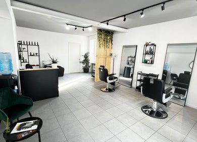 Interni moderni e eleganti del Due.Zero Studio a Sovere, Lombardia, IT con specchi e sedie da barbiere.