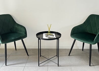 Sala d'attesa elegante a Due.Zero Studio, Sovere, Lombardia, IT, con poltrone verdi e tavolino moderno.