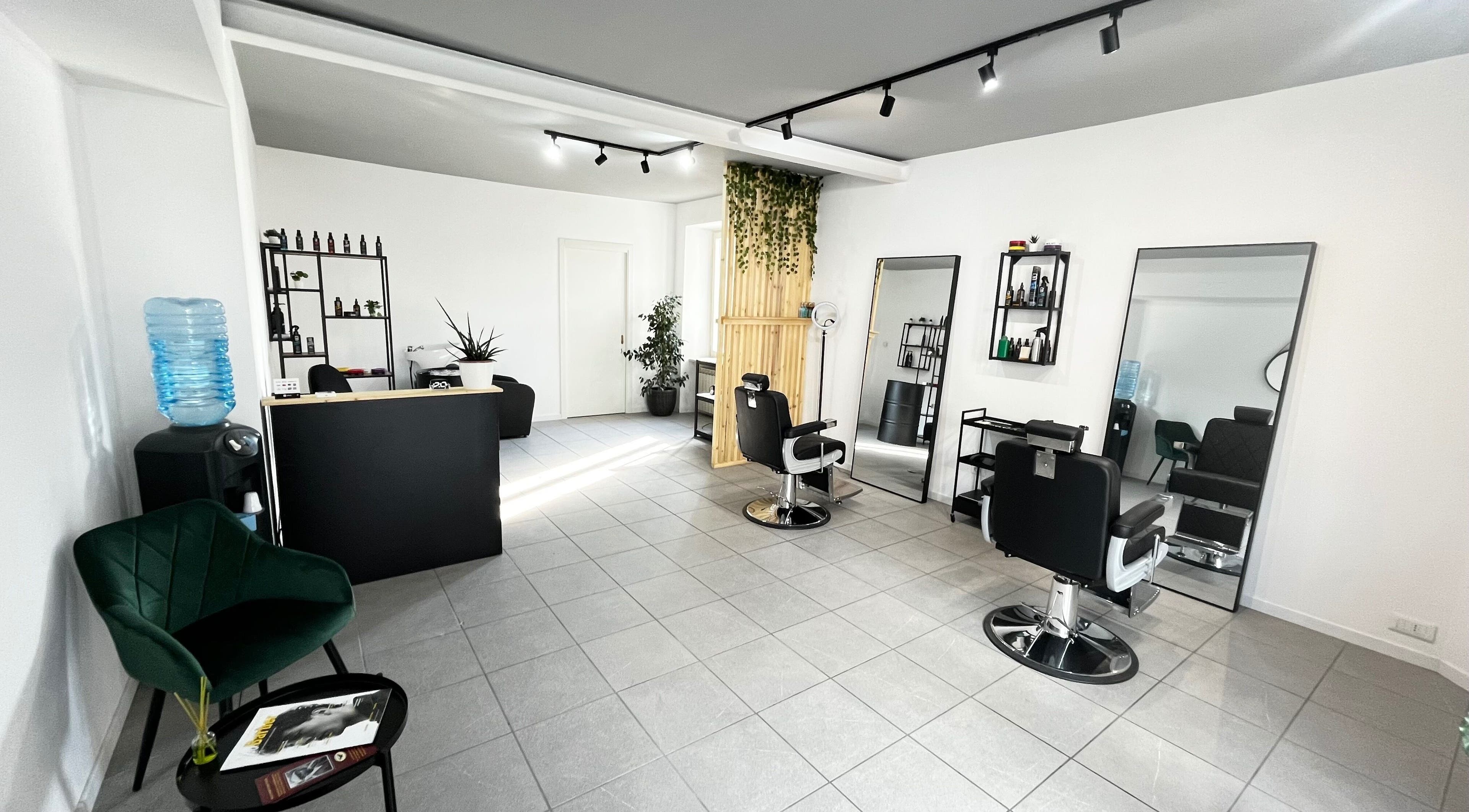 Interni eleganti di Due.Zero Studio a Sovere, Lombardia, IT, con arredi moderni e spaziosi per il benessere.