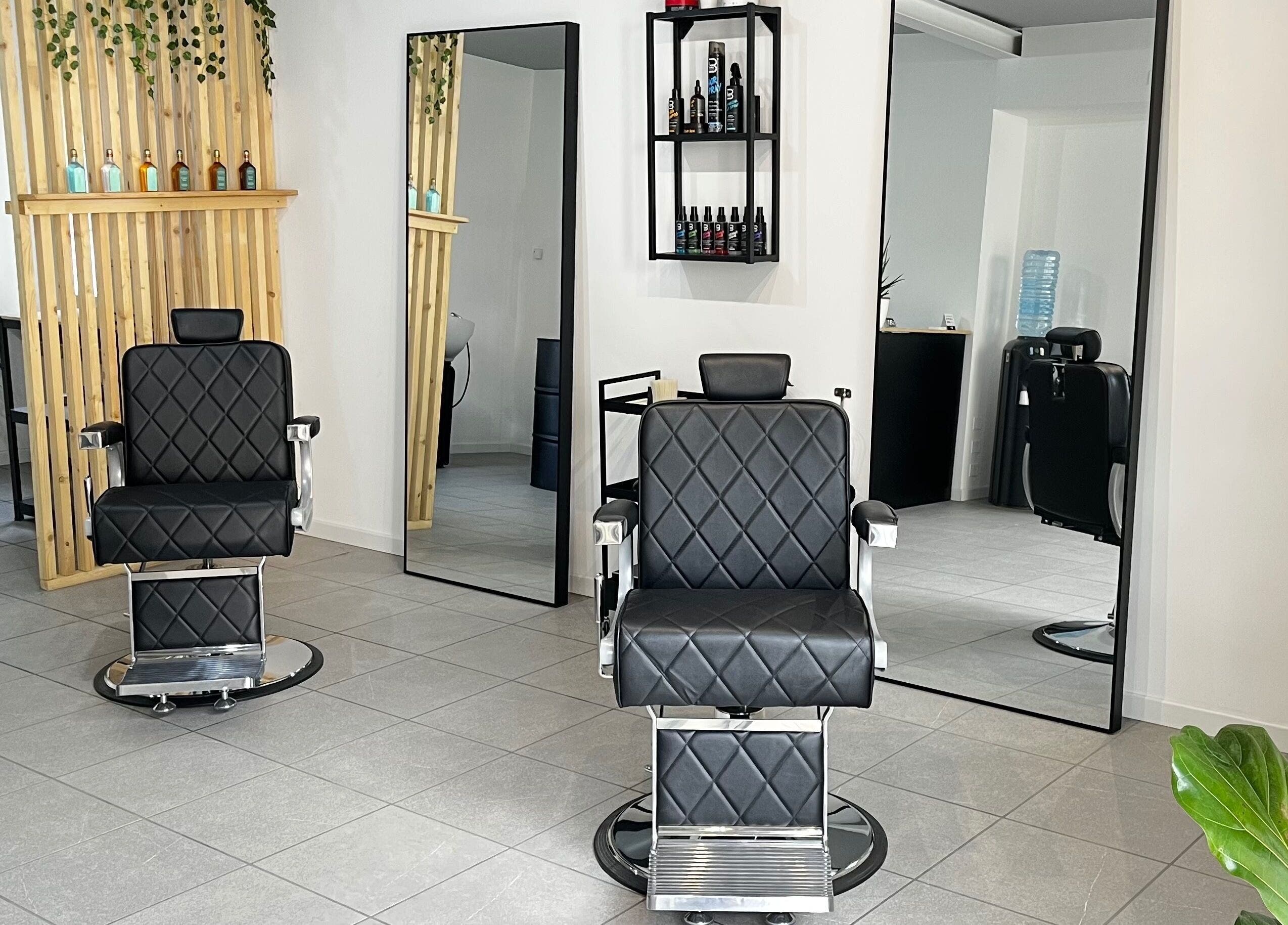 Interno moderno di Due.Zero Studio a Sovere, Lombardia, IT con sedie in pelle e grandi specchi.