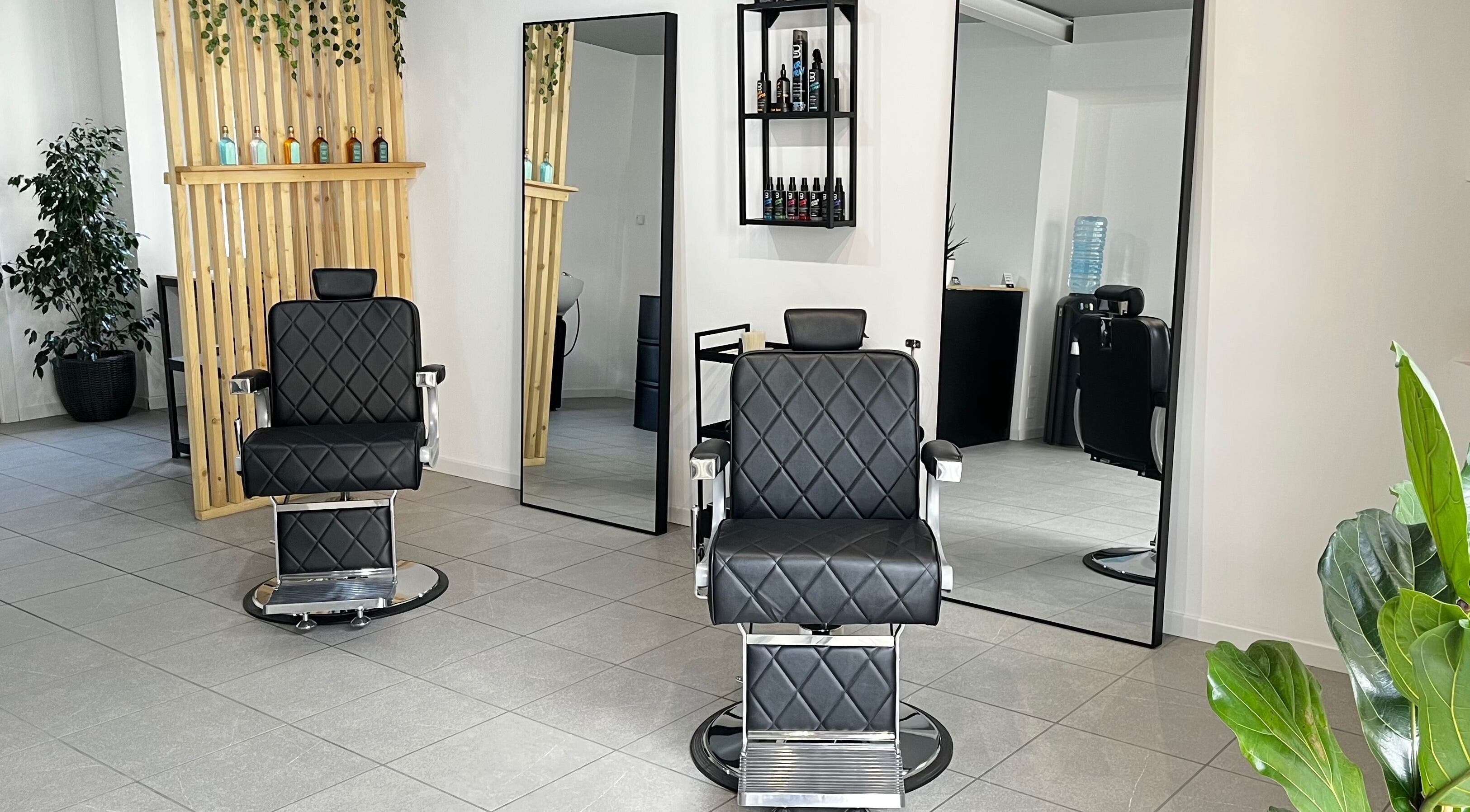 Interno moderno di Due.Zero Studio a Sovere, Lombardia, IT con sedie in pelle e grandi specchi.