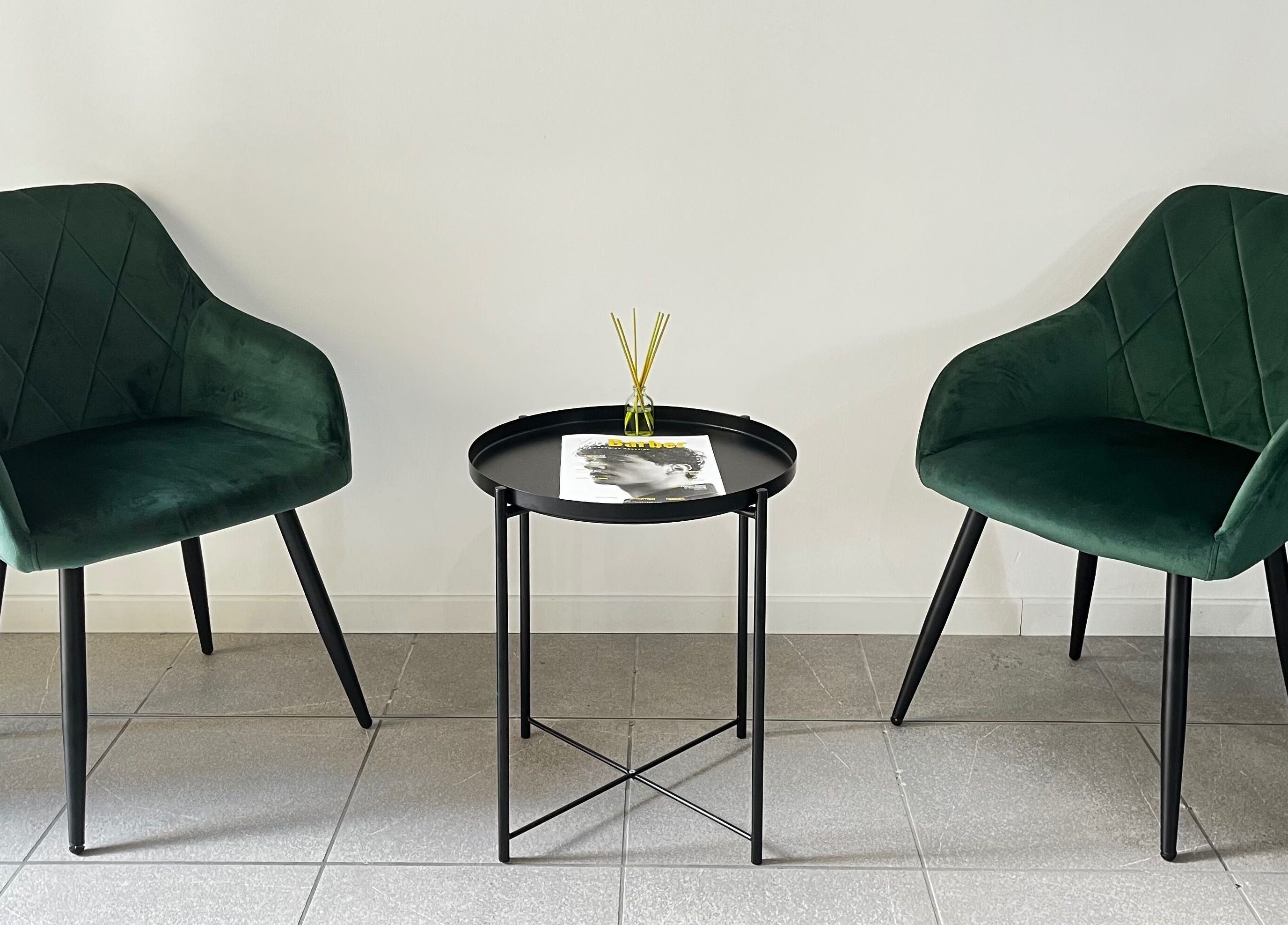 Due.Zero Studio: eleganti sedie verdi e tavolino a Sovere, Lombardia, IT.