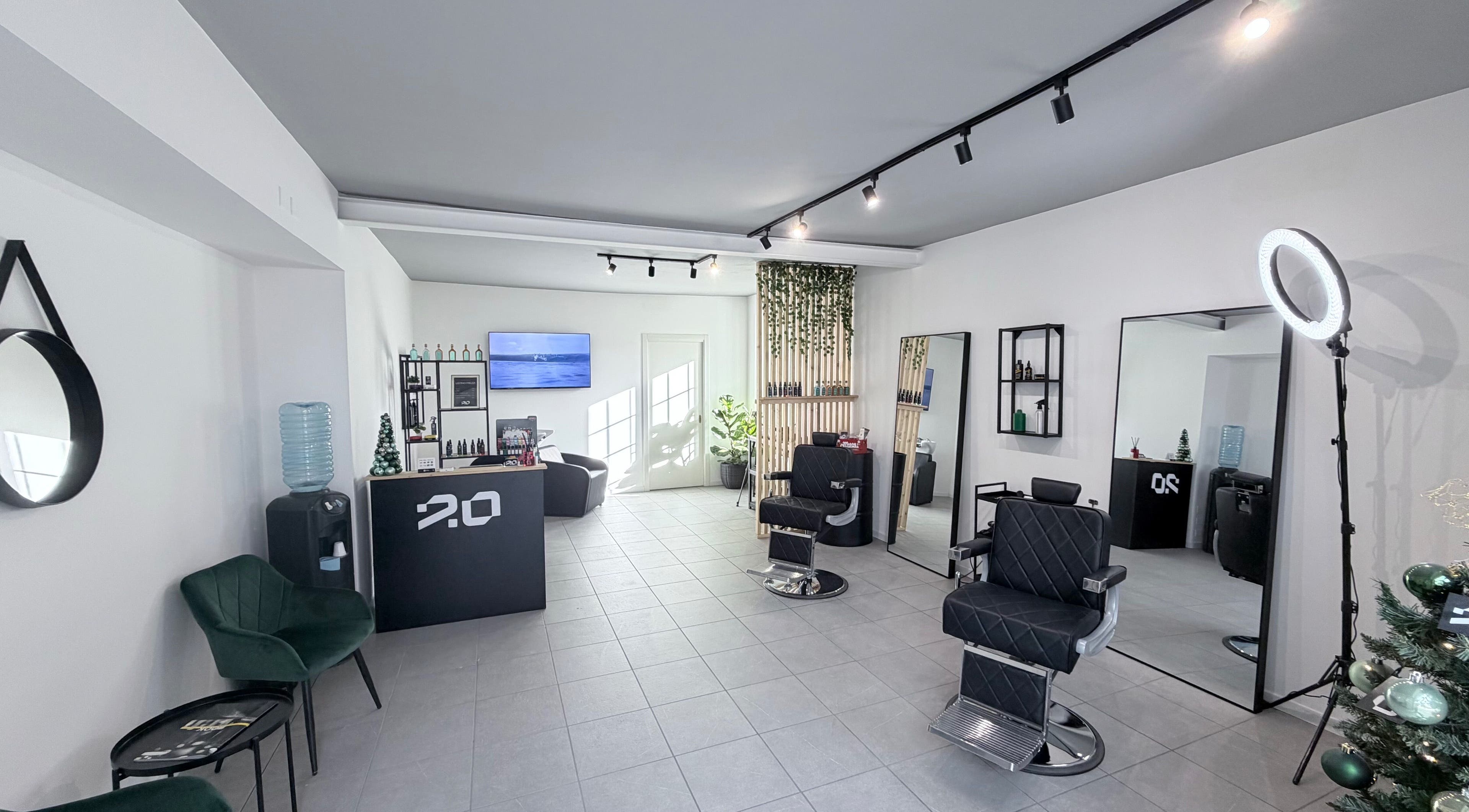 Interni eleganti di Due.Zero Studio a Sovere, Lombardia, IT con sedie e specchi moderni.