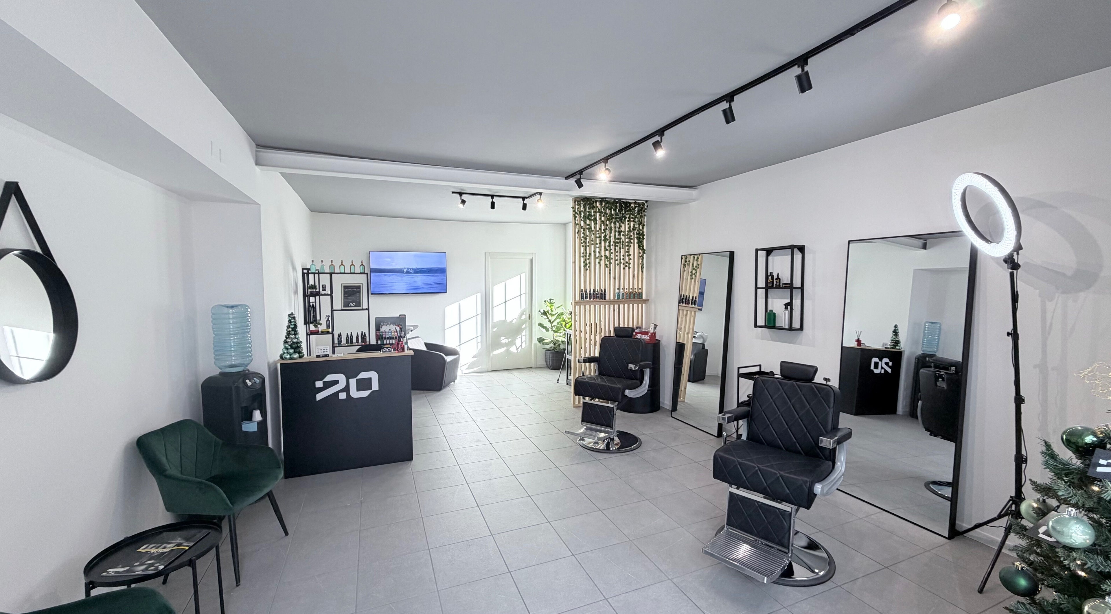 Interni eleganti di Due.Zero Studio a Sovere, Lombardia, IT con sedie e specchi moderni.