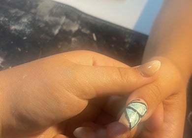 Arte de uñas en Albaanails, Andalucía, Andalucía, ES. Diseño creativo azul con detalles en negro.
