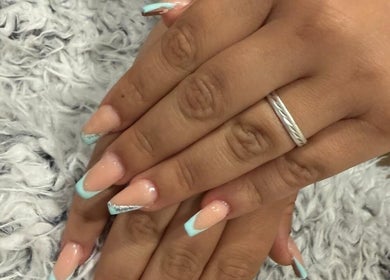 Manicura azul pastel en Albaanails, Andalucía, ES. Uñas elegantes con detalles plateados.