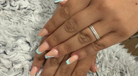 Manicura azul pastel en Albaanails, Andalucía, ES. Uñas elegantes con detalles plateados.