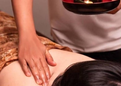 Pemijatan di Massage Oil Home Spa, Kalimantan Tengah untuk relaksasi dan kesejahteraan.