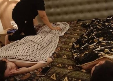 Terapis memberikan pijat relaksasi di Massage Oil Home Spa, Kalimantan Tengah, ID.