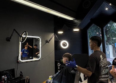 Interior moderno de Cuts, Tudela, Navarra, ES, mostrando una barbería en acción.