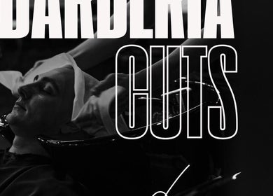 Hombre recibiendo lavado de cabello en Cuts, Tudela, Navarra, ES.