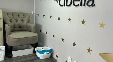 Silla elegante en Cibella Nails, Naucalpan De Juárez, Estado De México, MX con detalles de estrellas doradas.