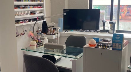 Estación de manicura en Cibella Nails, Naucalpan De Juárez, Estado De México, MX, con herramientas y esmaltes.