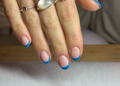 Mano Mona Nails at Bondi Beach, New South Wales, AU showcases elegant nails with blue French tips.
