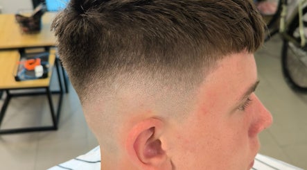BRODATY BARBERSHOP imagine 2