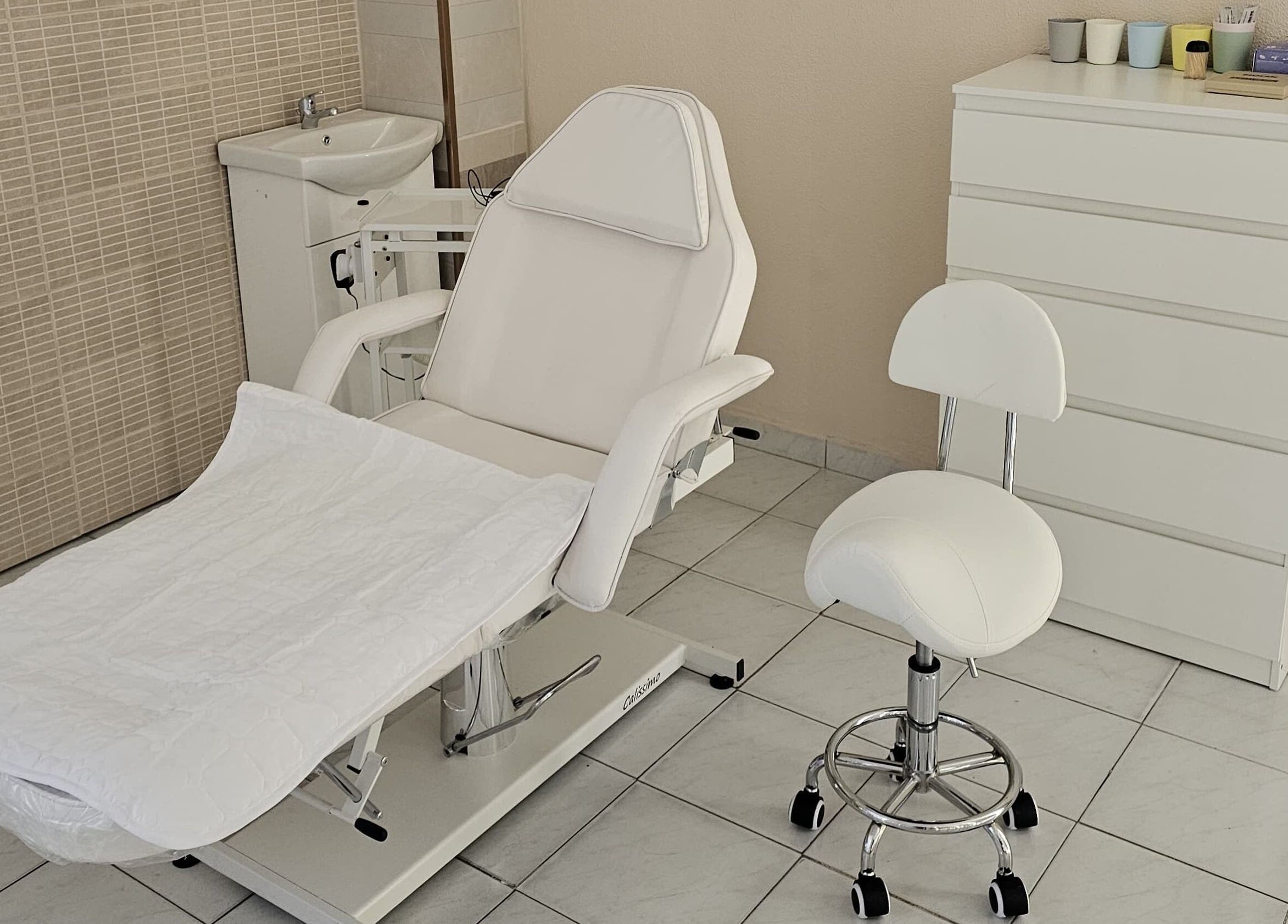 Λευκή καρέκλα και έπιπλο στο Art Touch, Ilioupoli, GR για υπηρεσίες ομορφιάς.