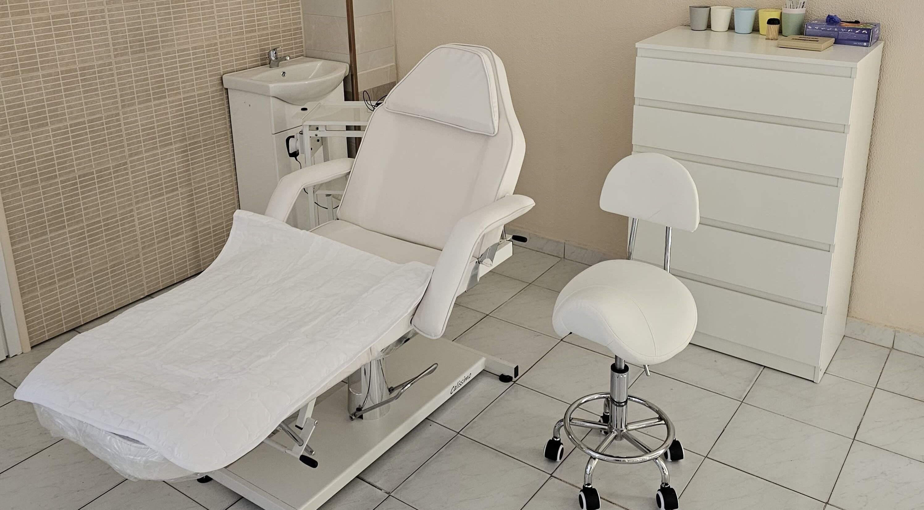 Λευκή καρέκλα και έπιπλο στο Art Touch, Ilioupoli, GR για υπηρεσίες ομορφιάς.