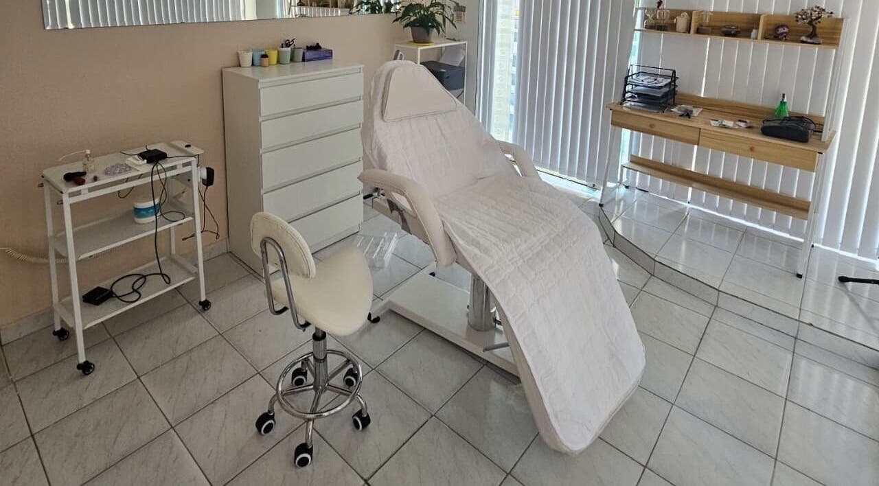 Εσωτερικό χώρου Art Touch στην Ηλιούπολη, GR με κρεβάτι θεραπείας και καρέκλα.