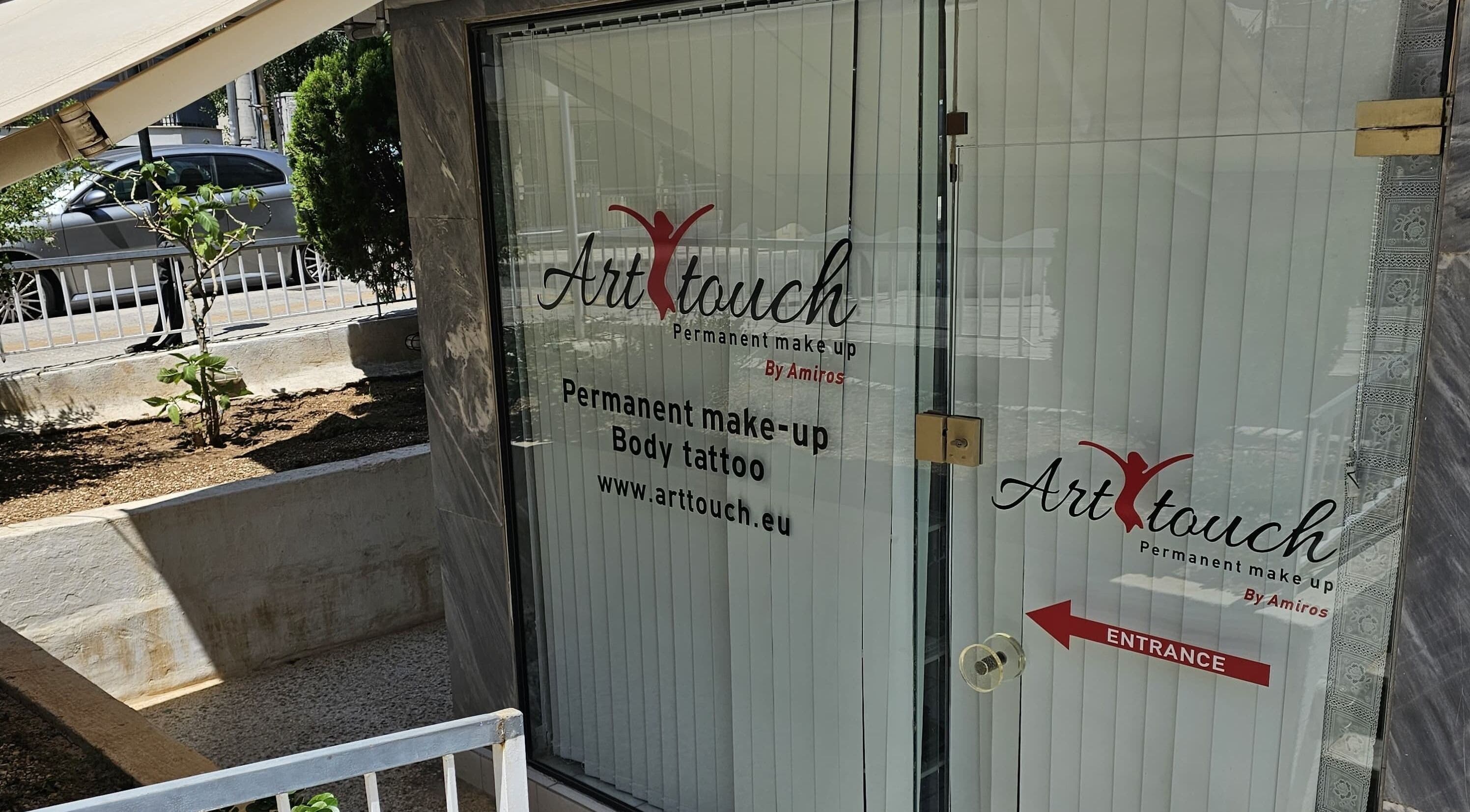 Είσοδος του Art Touch στην Ηλιούπολη, GR με υπηρεσίες μόνιμου μακιγιάζ και τατουάζ σώματος.