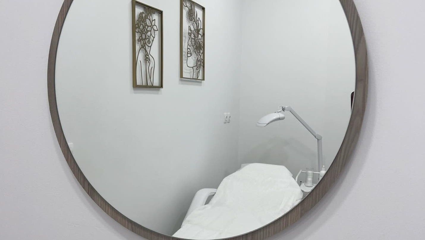 Elegant treatment room at Aestheticare, Τριοβάσαλος, GR, showcasing cozy decor and modern facilities.
