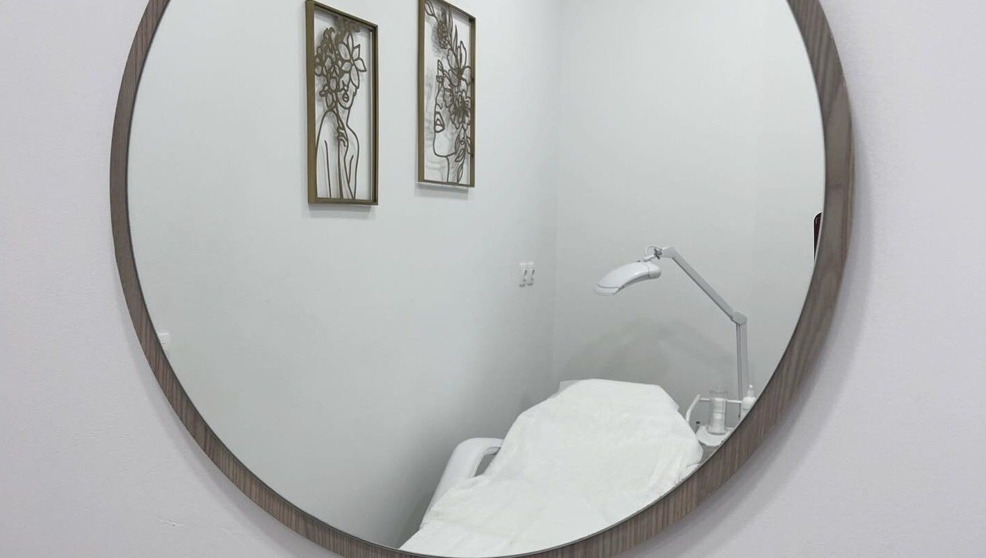 Elegant treatment room at Aestheticare, Τριοβάσαλος, GR, showcasing cozy decor and modern facilities.