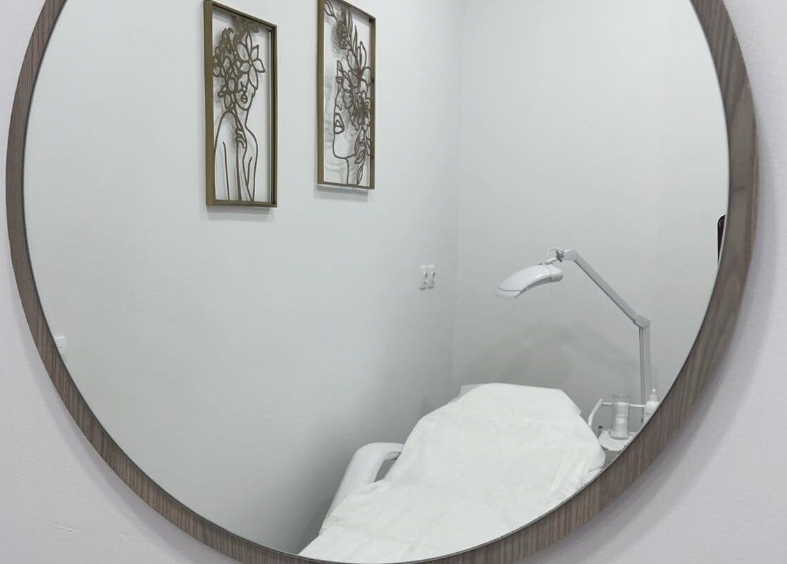 Elegant treatment room at Aestheticare, Τριοβάσαλος, GR, showcasing cozy decor and modern facilities.