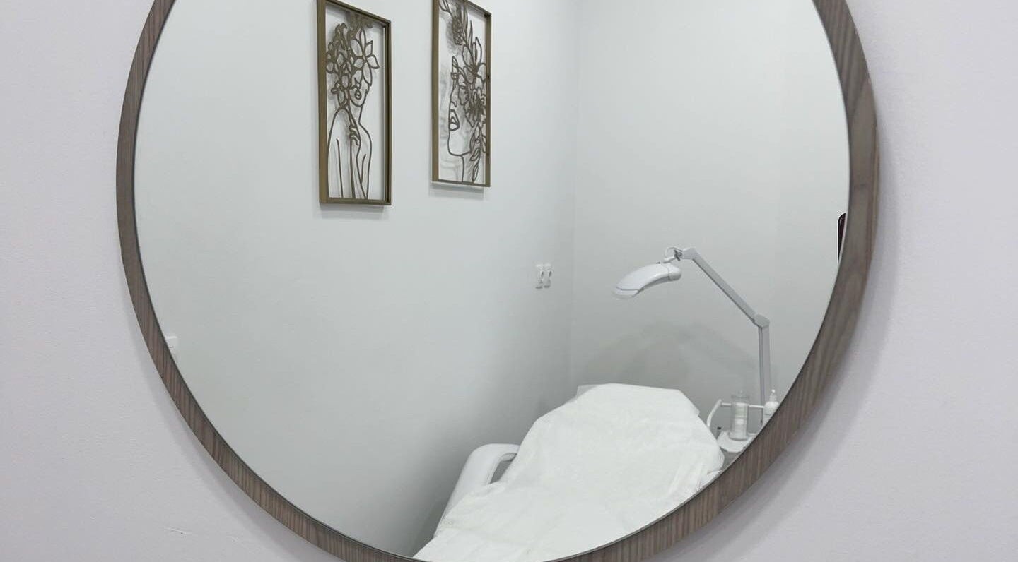 Elegant treatment room at Aestheticare, Τριοβάσαλος, GR, showcasing cozy decor and modern facilities.
